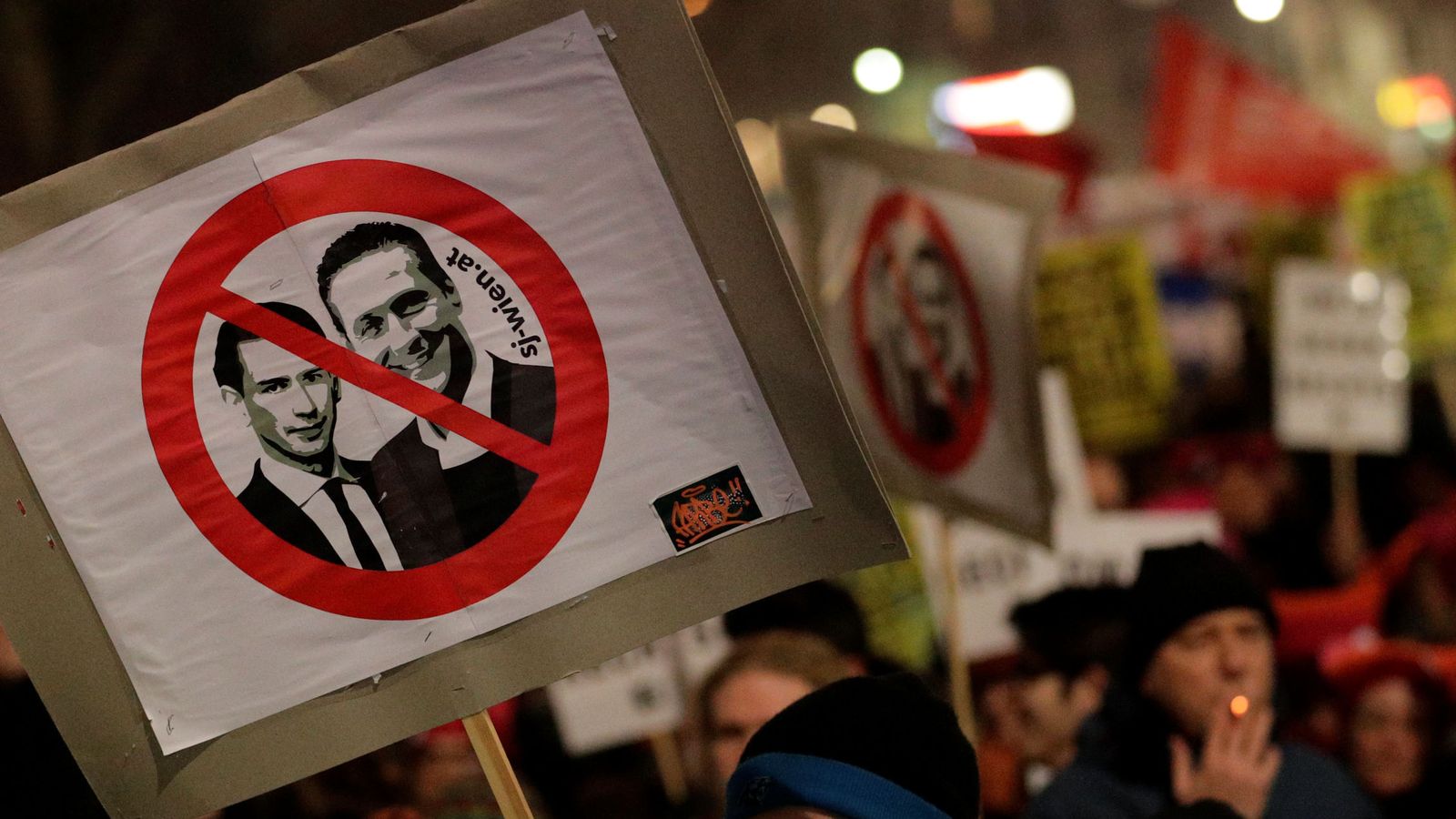 Un cartel contra la coalición de Kurz y Strache. (Reuters)