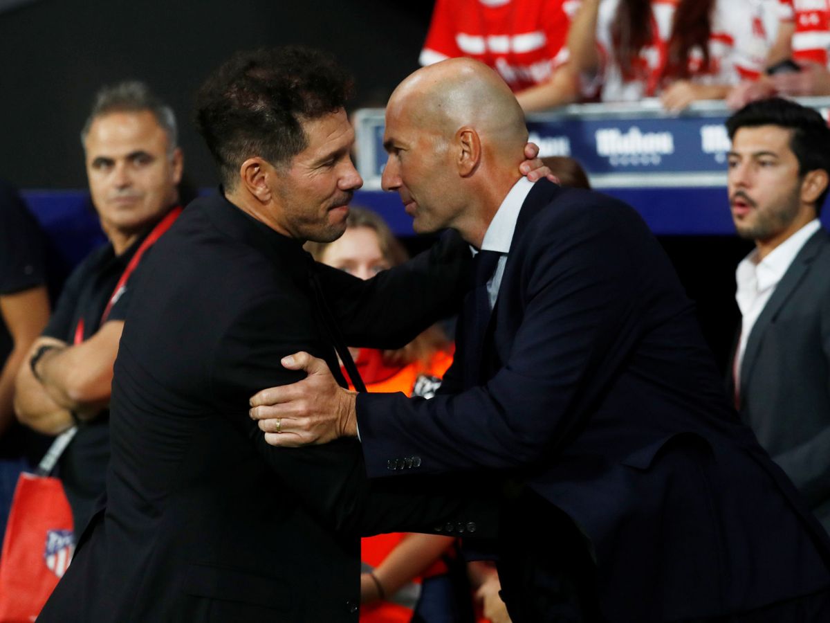 Foto: Simeone y Zidane se saludan antes de un derbi. (Reuters)