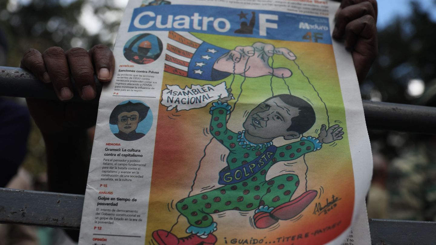Vista de un periódico donde se observa una ilustración del líder opositor Juan Guaidó como un títere de EEUU. (EFE)