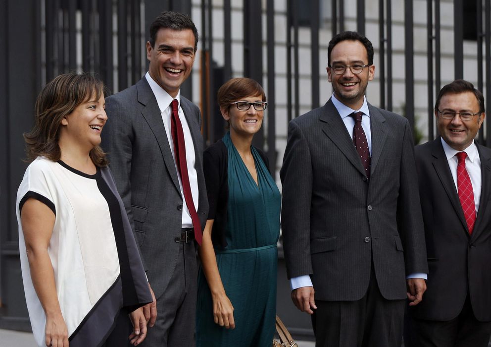Foto: Pedro Sánchez se ha fotografiado hoy con sus nuevos portavoces en el Congreso, Senado y Parlamento Europeo. (EFE)
