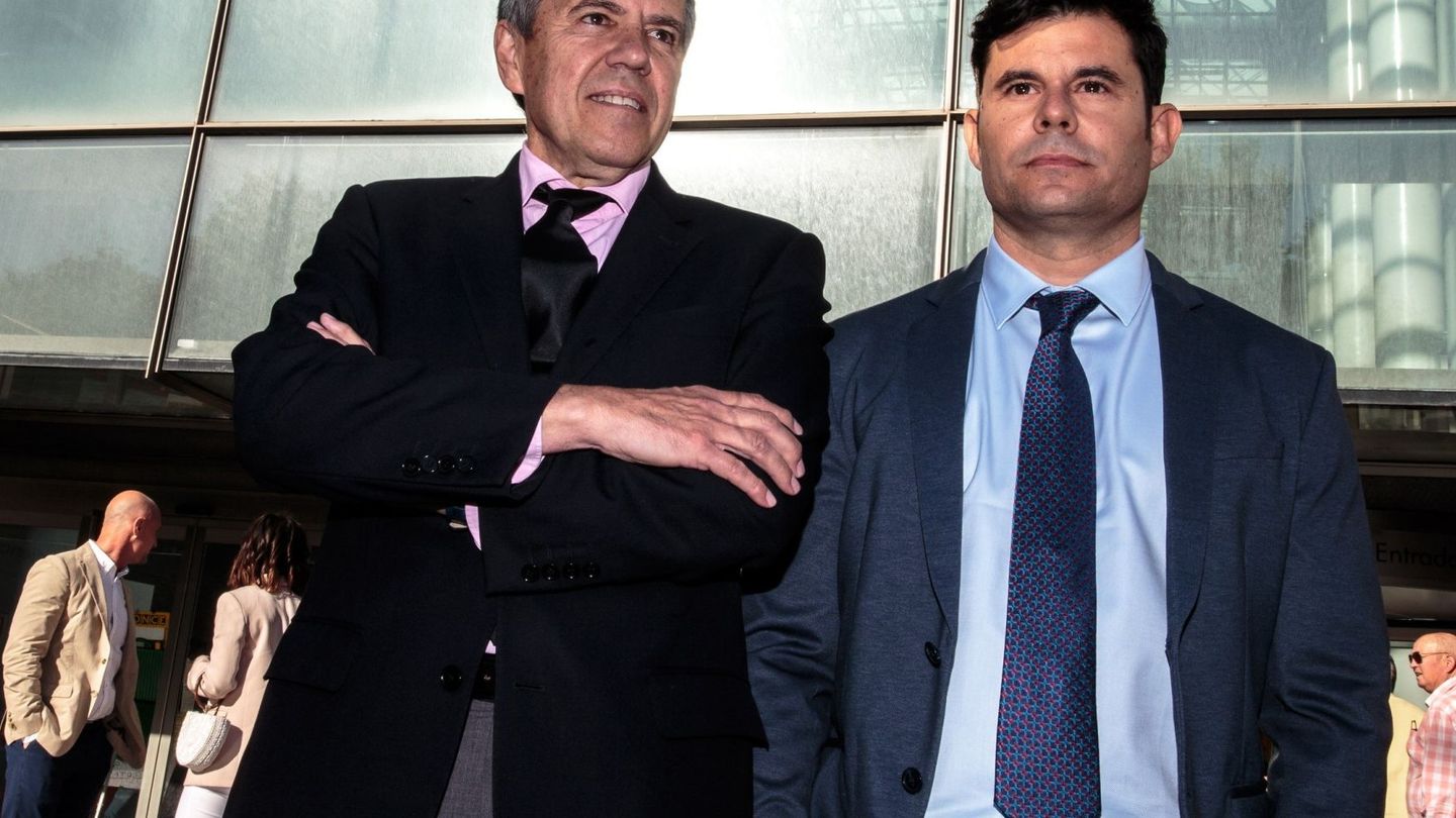 Javier Sánchez Santos, con su abogado. (EFE)