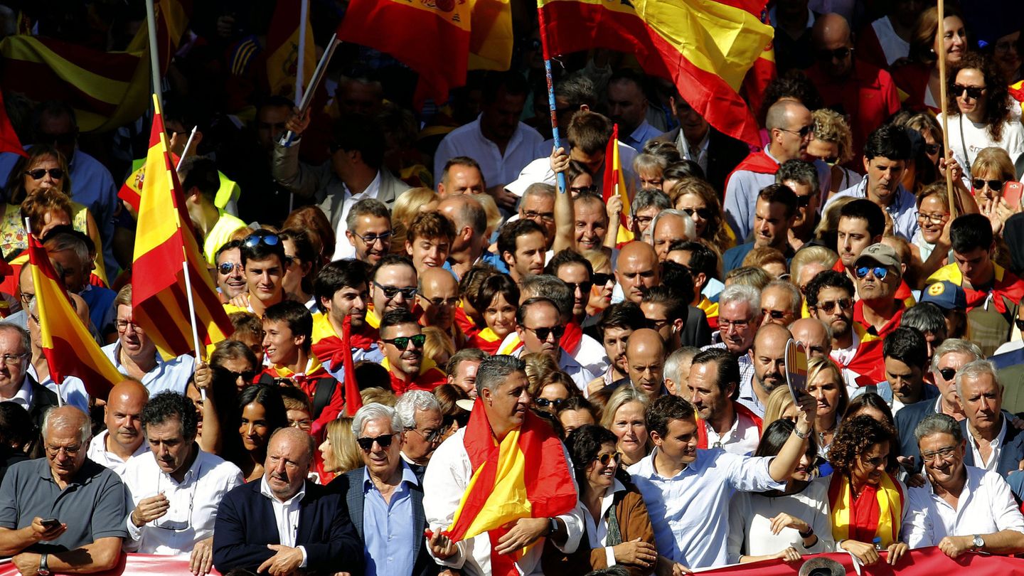 Borrell (i); el escritor Mario Vargas Llosa (4i); el presidente del PP de Cataluña, Xavier García Albiol (5i); el líder de Ciudadanos, Albert Rivera (4d); su compañera de formación, Inés Arrimadas (3d); la ministra de Sanidad, Dolors Montserrat (2d); entre otros, en la cabecera de la manifestación de SCC del pasado 8 de octubre en Barcelona. (EFE)