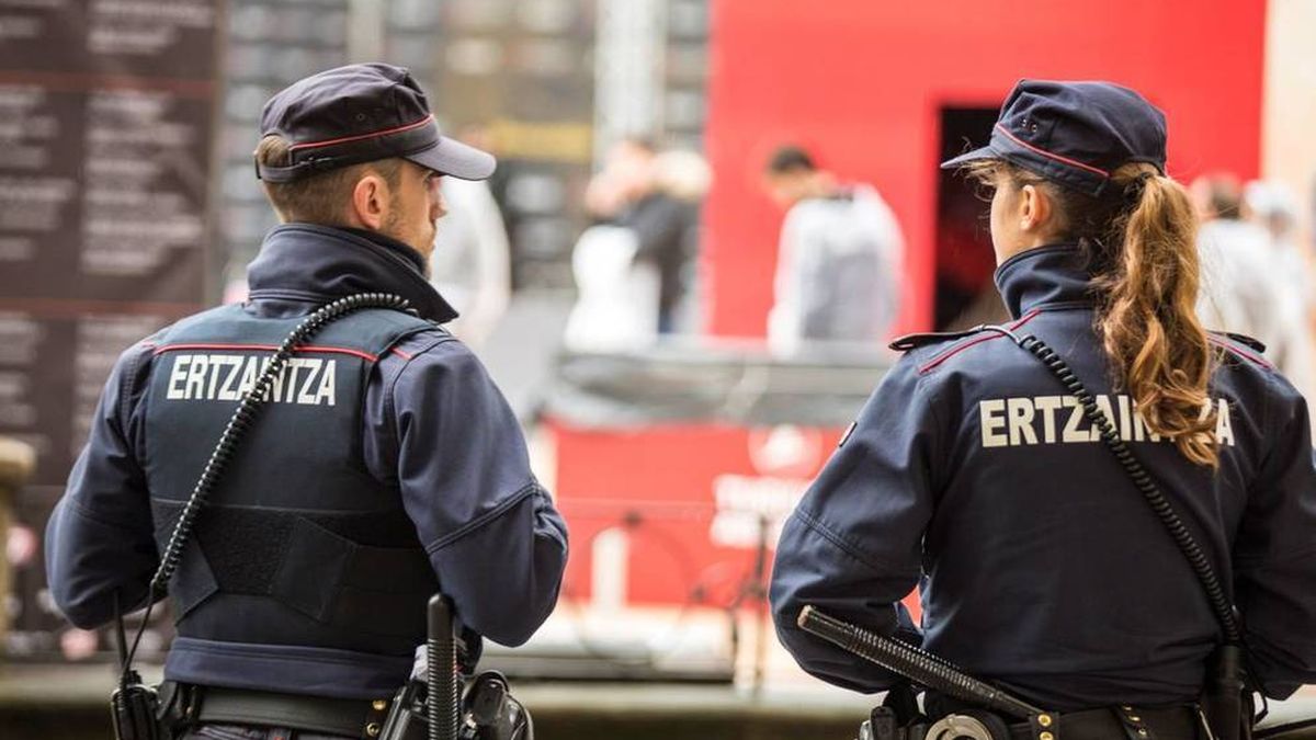 Tres detenidos por lanzar botellas a la Ertzaintza tras desalojar a cientos de personas en Plentzia