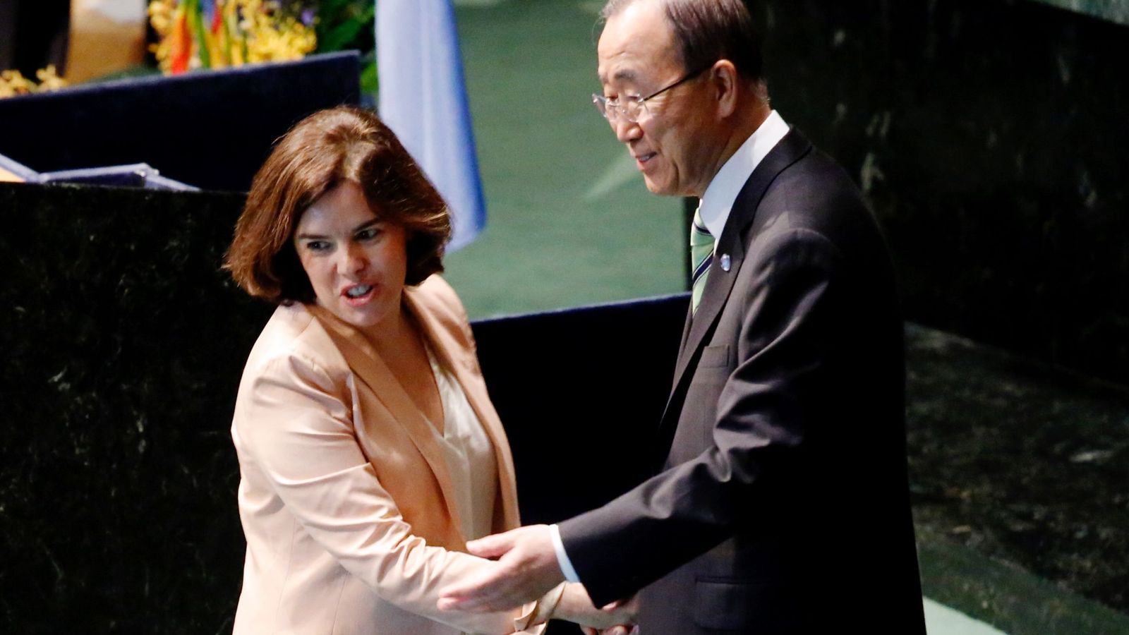 Foto: La vicepresidenta del Gobierno de España, Soraya Sáenz de Santamaría (i) saluda al secretario general de la ONU, Ban Ki-moon (d). (EFE)