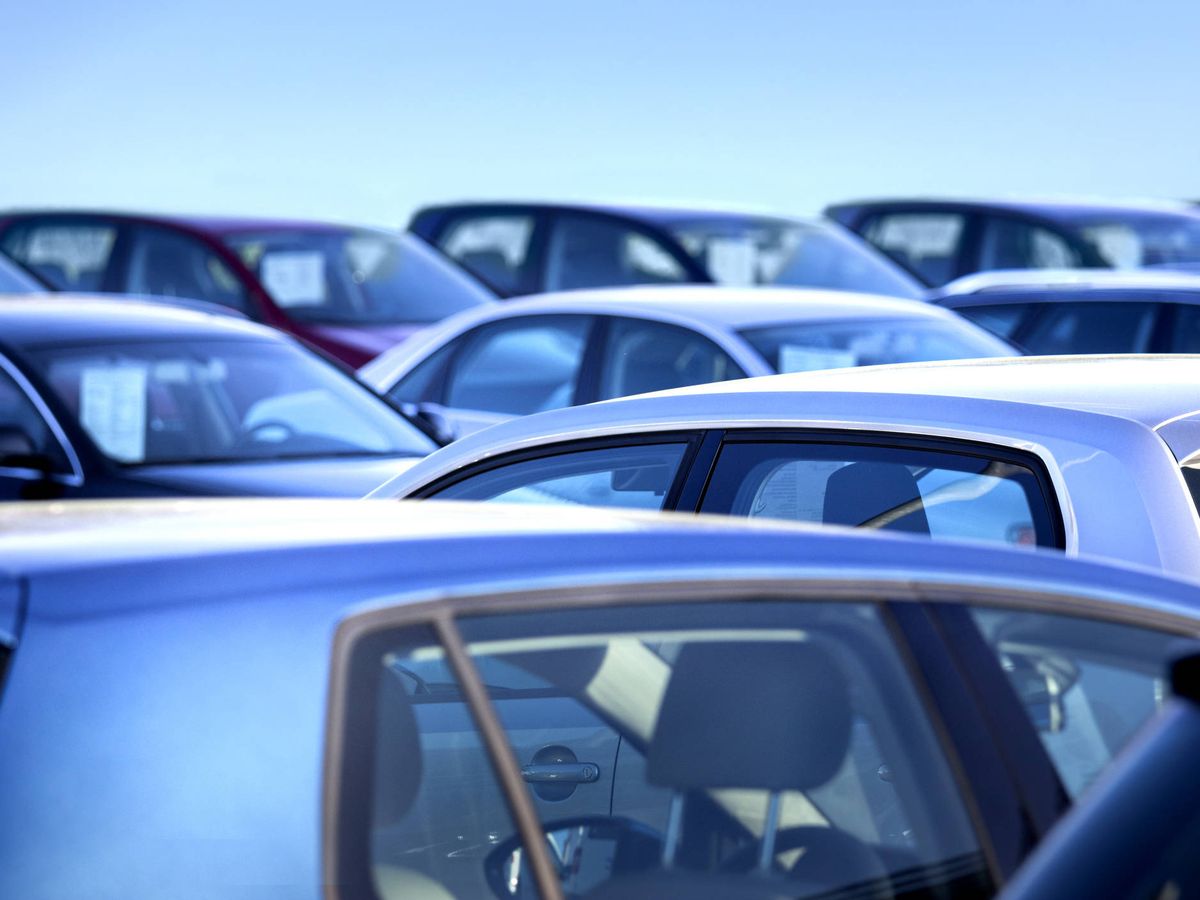 Foto: Varios coches en un concesionario. (iStock)