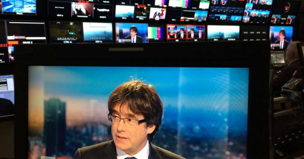 Foto: El expresidente de la Generalitat Carles Puigdemont en un monitor durante su entrevista con la televisión belga. (Reuters)