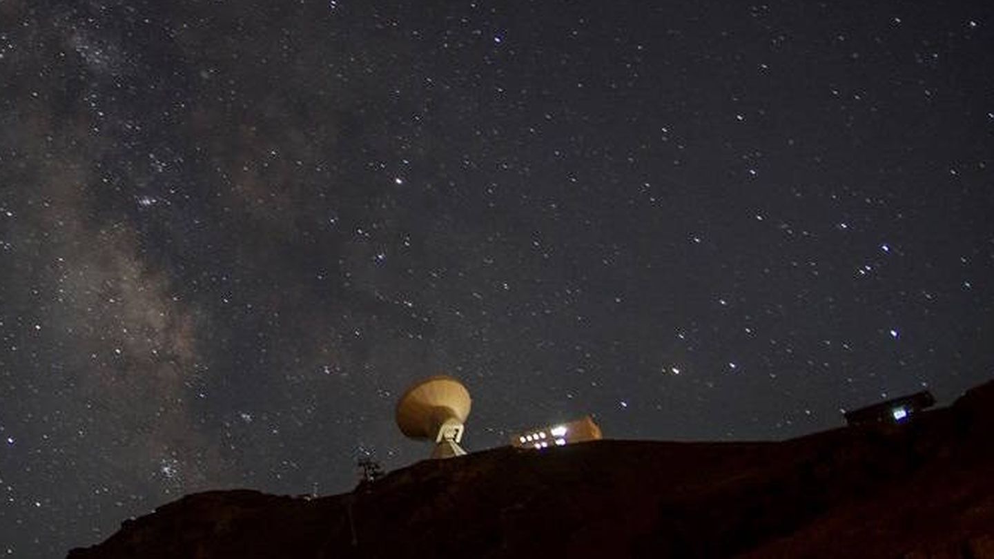 Cielo nocturno dese la telecabina Borreguiles en Sierra Nevada (EP)