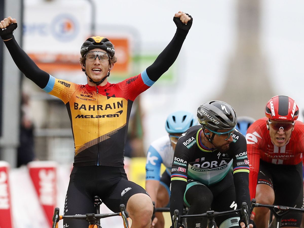 Foto: Iván García Cortina levanta los brazos tras ganar la tercera etapa de la París-Niza. (EFE)
