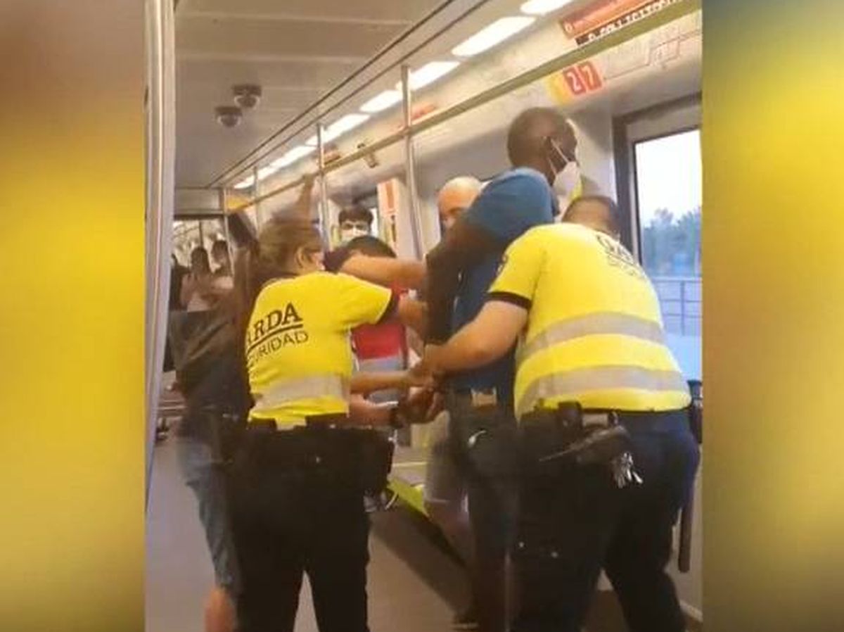 Foto: Momento en el que retenían al pasajero en un vagón del metro de Valencia. (EFE)