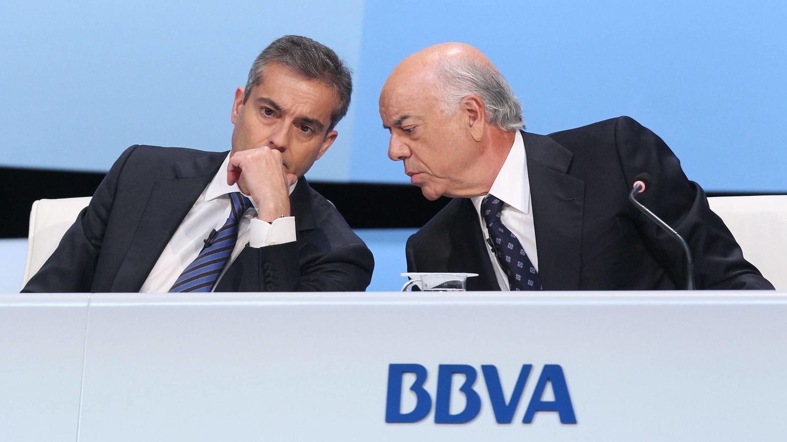 Foto: Francisco González (d) y Ángel Cano (i), conversan durante una junta general de accionistas. (EFE)