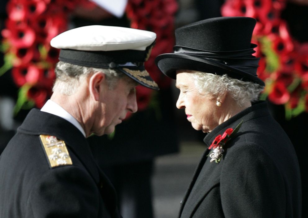 Foto: El príncipe Carlos de Inglaterra junto a la reina Isabel II en una imagen de archivo (Gtres)