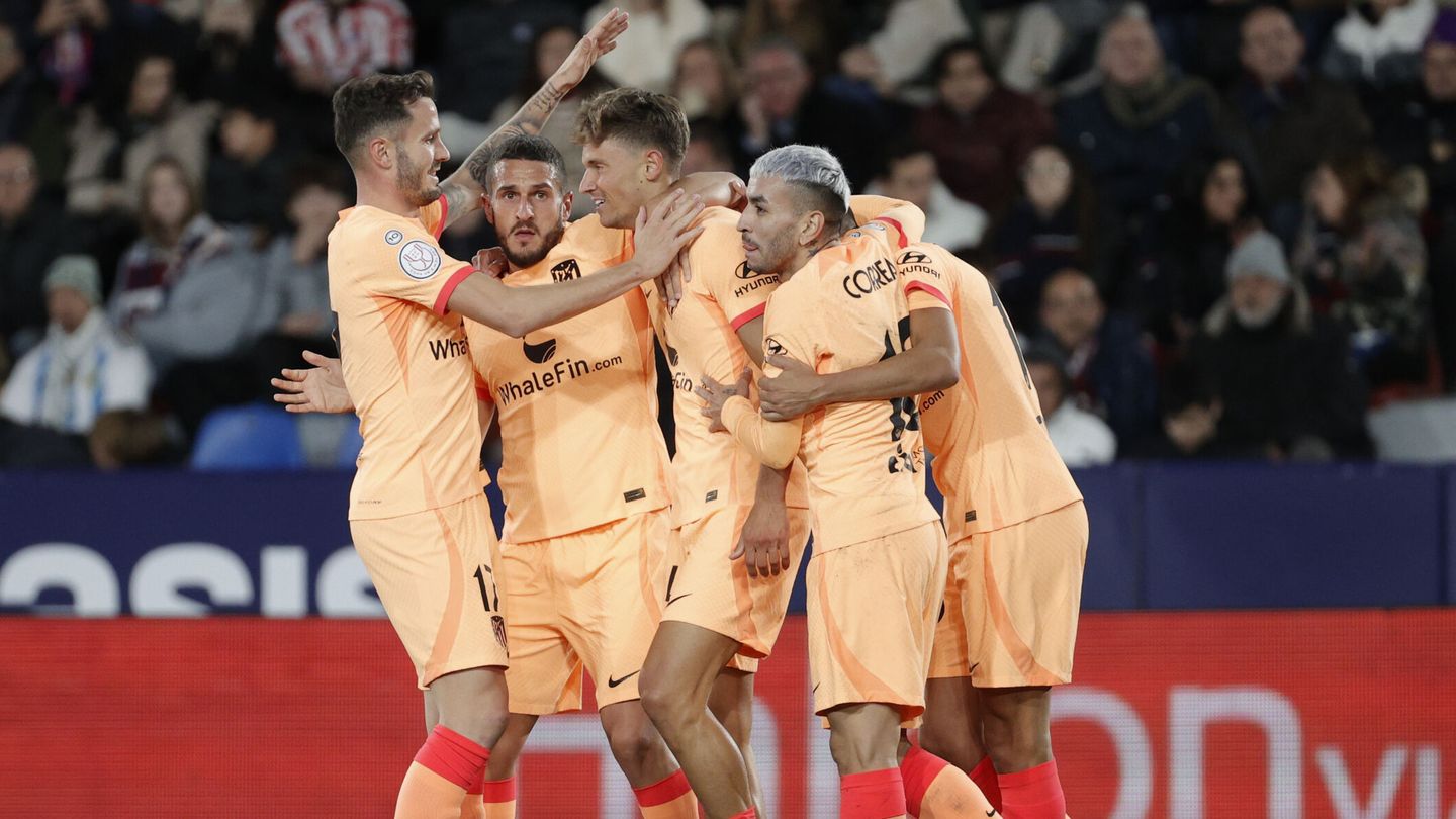 Los jugadores del Atlético de Madrid celebran su segundo gol en el Ciutat de València ante el Levante. (EFE/Manuel Bruque).