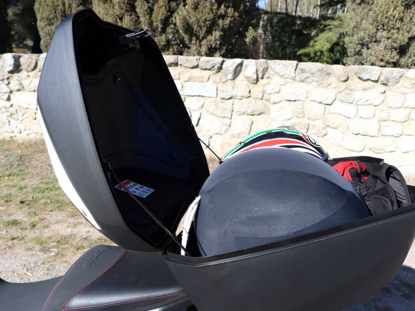 El baúl y las maletas se ofrecen como opción en diferentes paquetes de equipamiento. En el baúl, de 50 litros, caben dos cascos.