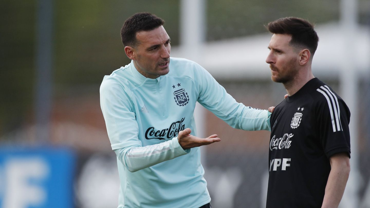 Scaloni da instrucciones a Messi en un entrenamiento. (Reuters/Albert Gea)
