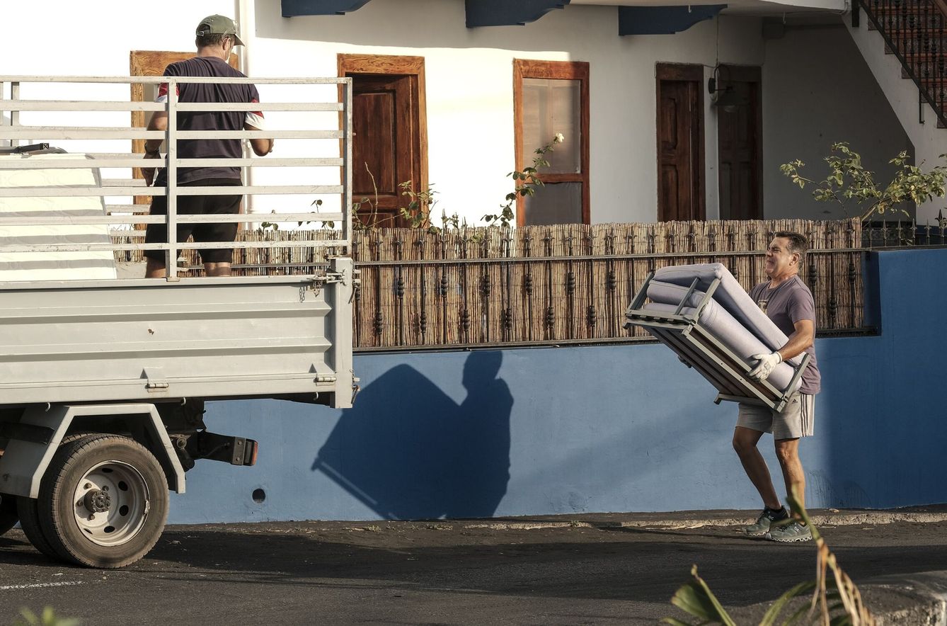 Vecinos del barrio de San Borondón (La Palma). (EFE)