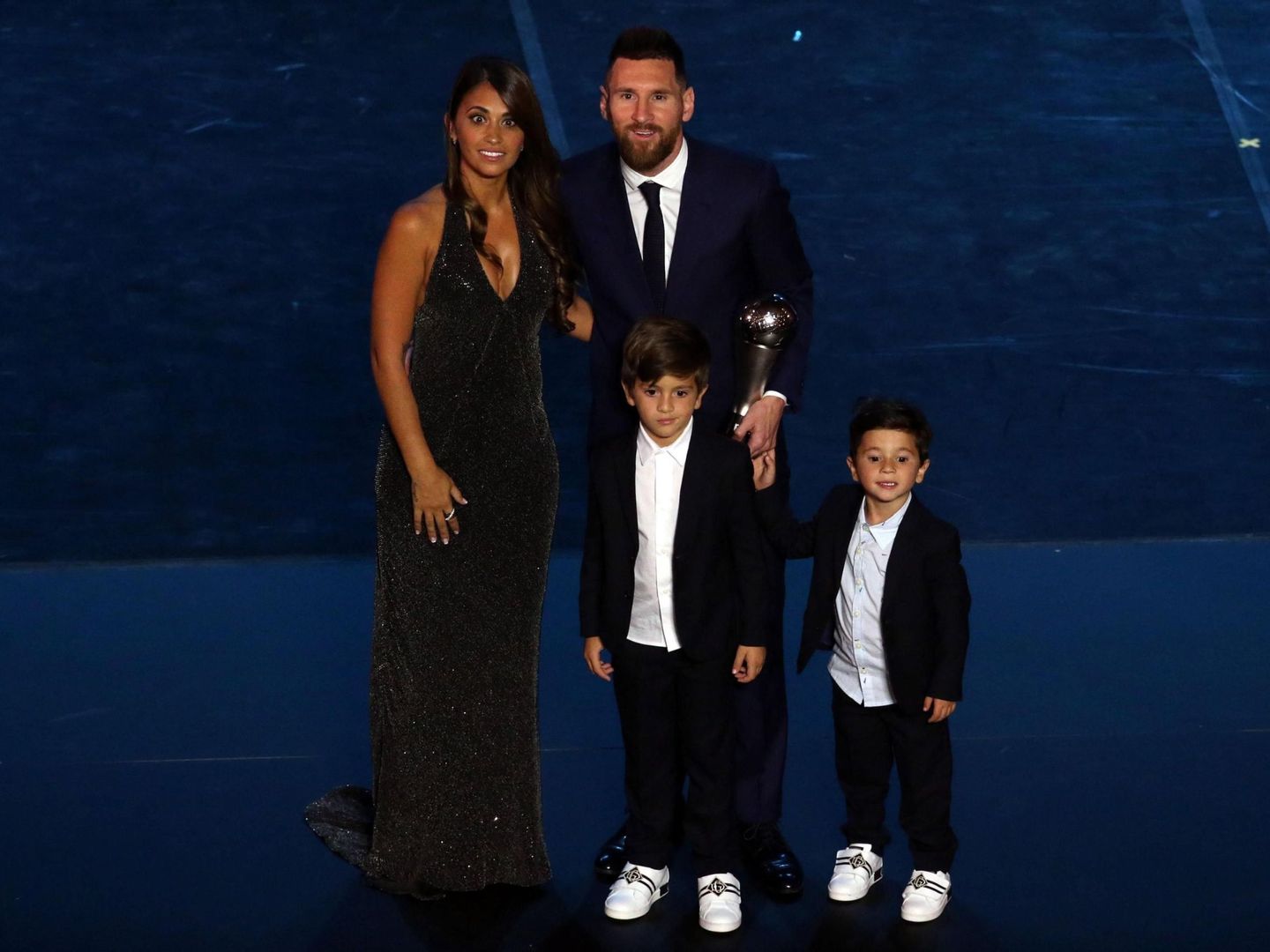 La familia Messi en el teatro La Scala con el premio 'The Best'. (Efe)