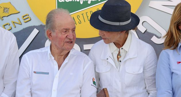 Don Juan Carlos y la infanta Elena, en octubre en Sanxenxo. (Europa Press/José Ramón Hernando)