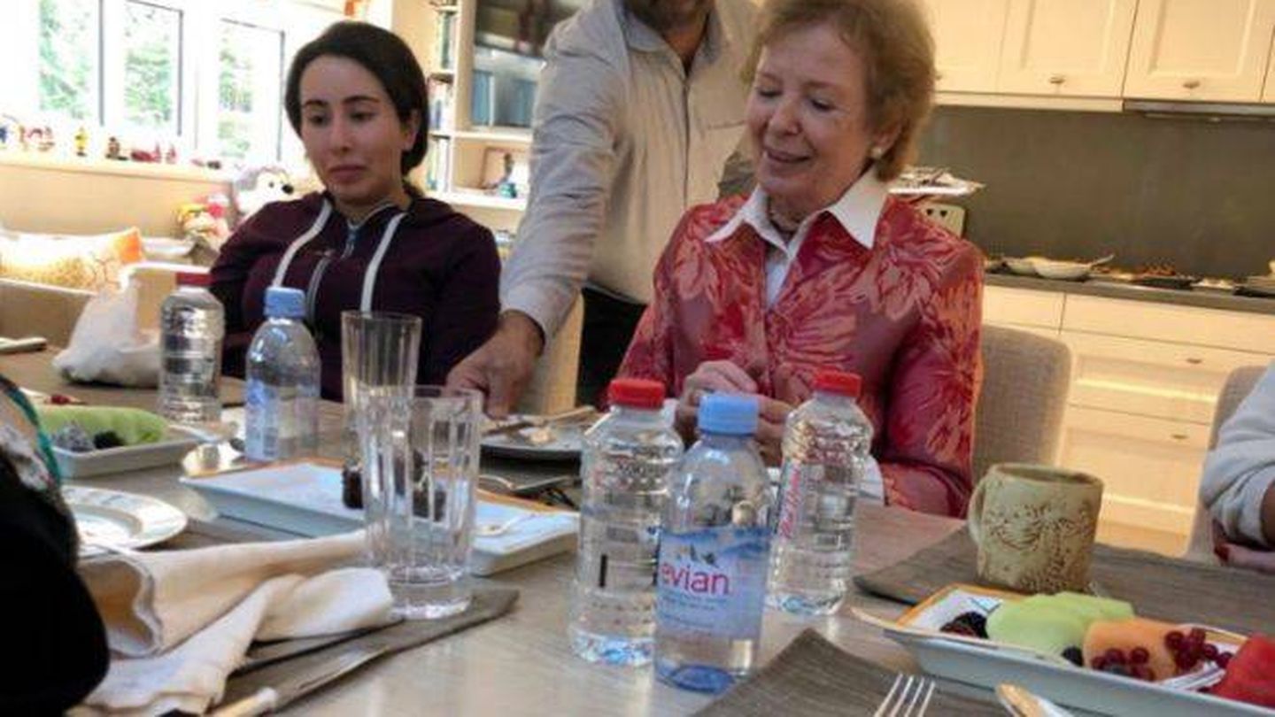 La joven almuerza junto a Mary Robinson.  (Cortesía)