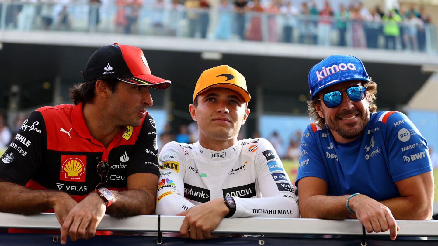 Sainz bromea con Alonso antes del GP de Abu Dhabi. (Reuters/Hamad I Mohammed)