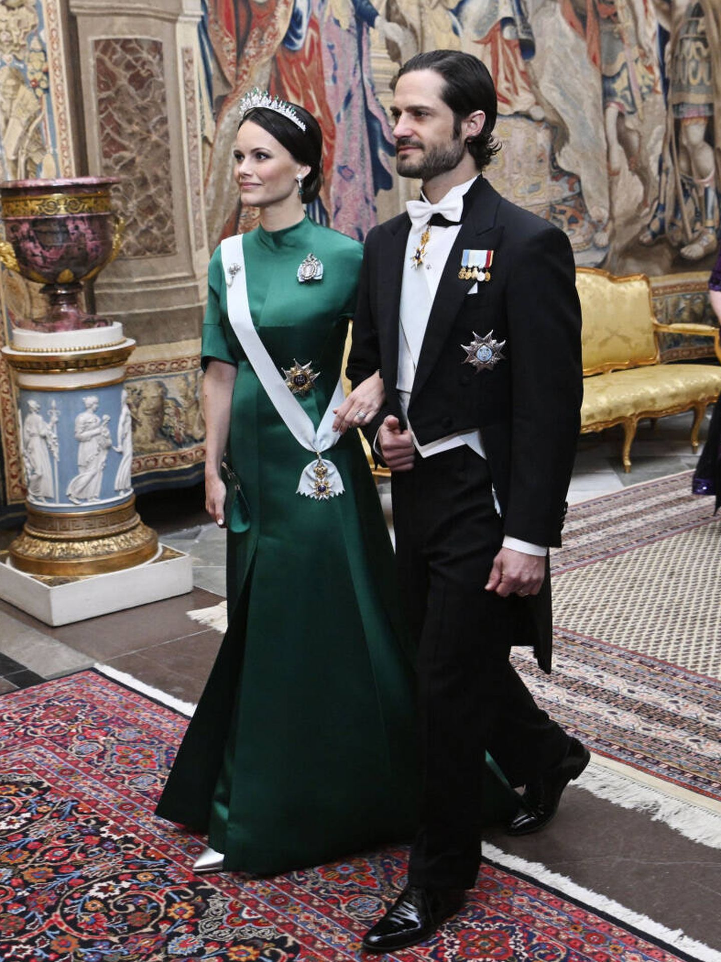 Sofía de Suecia y el príncipe Carlos Felipe, a su llegada a la cena de representación. (Gtres)