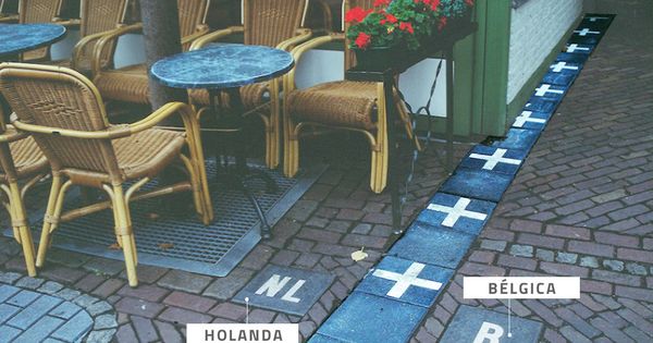 Foto: Terraza de una cafetería de Baarle divida en dos por la frontera