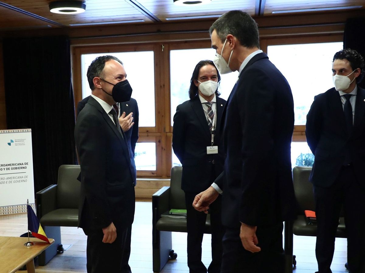 Foto: El presidente del Gobierno español, Pedro Sánchez (2d), es recibido por el jefe de Gobierno de Andorrra, Xavier Espot Zamora (i).