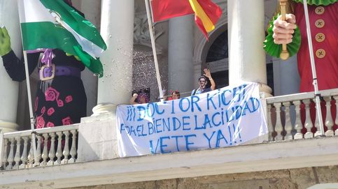 ¿Qué pasa con los policías en Cádiz? Bajas masivas, boicot a las fiestas… y sin pantalones 