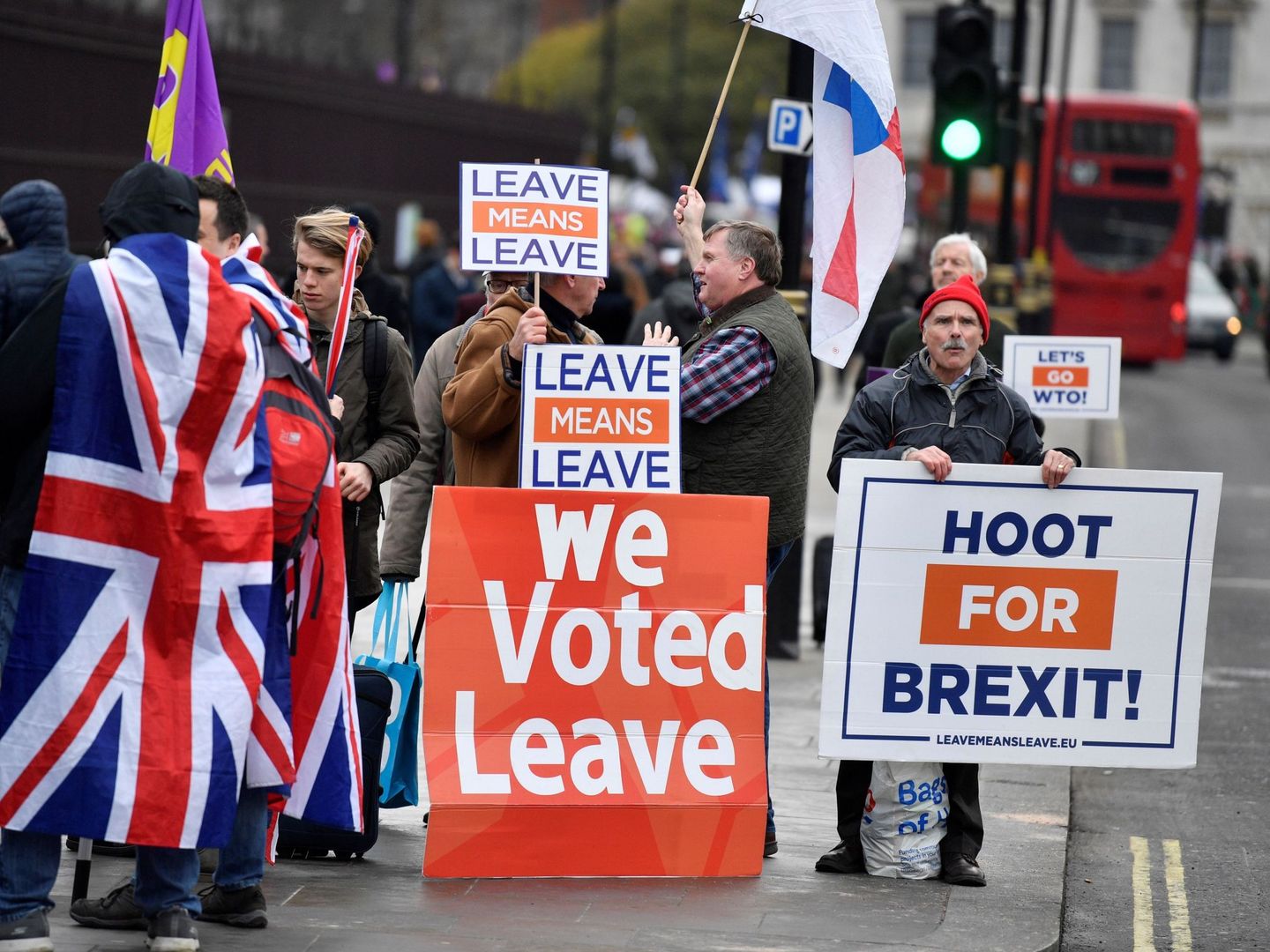 Manifestantes a favor del Brexit protestan en el exterior del Parlamento, este martes en Londres. (EFE)