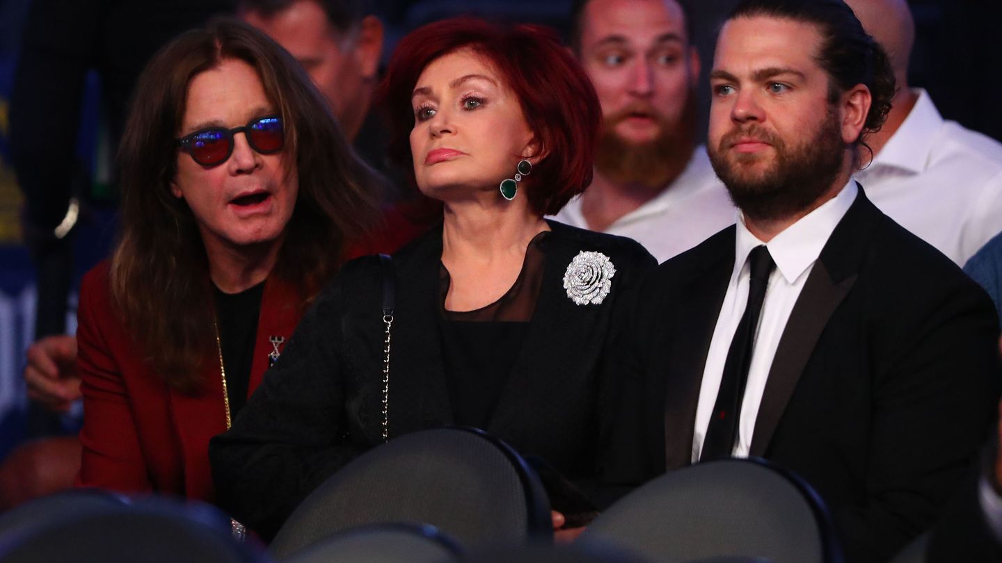 El cantante Ozzy Osbourne, junto a su esposa, Sharon Osbourne y su hijo Jack Osbourne | Mark J. Rebilas-USA TODAY Sports