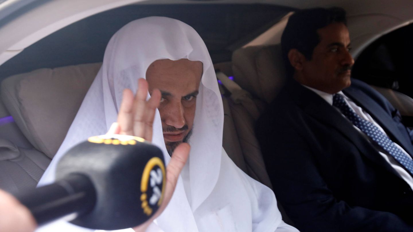 El fiscal jefe saudí, Saud Al Moyeb, abandona el consulado de su país en Estambul. (Reuters)