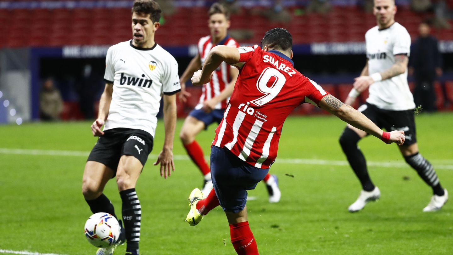 Suárez encontró el hueco para anotar su gol número 12 en el campeonato liguero. (Reuters)