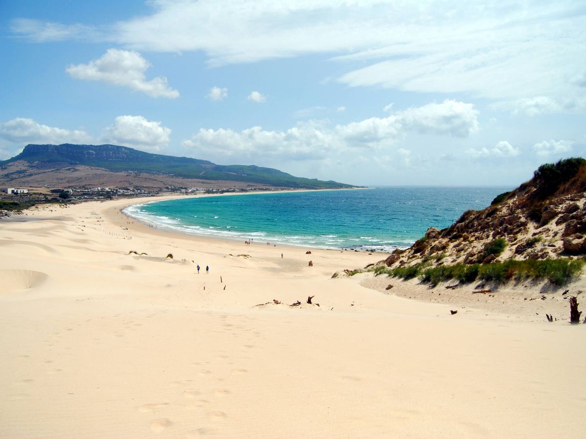 Foto: La playa de Bolonia, en Tarifa (Cádiz), está considerada la más famosa y popular de Andalucía