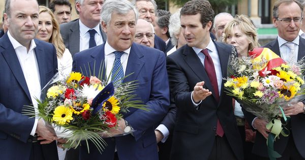 Foto: Casado junto a Manfred Weber (izq), Antonio Tajani y Alfonso Alonso (derecha) en el homenaje a las víctimas del terrorismo. (EFE)