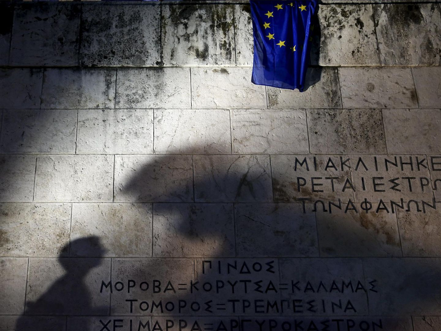Una bandera de la UE en la tumba del soldado desconocido, ante el Parlamento griego, en Atenas. (Reuters)