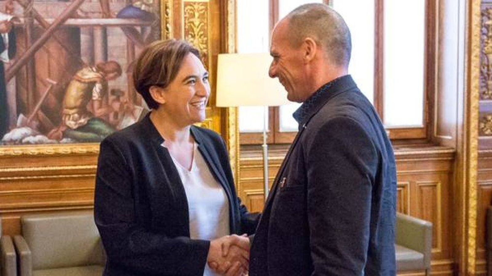 Foto: Ada Colau y Yanis Varoufakis durante su encuentro en Barcelona. (Ayuntamiento de Barcelona) 