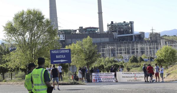 Foto: Los trabajadores de la Compañía Minera Asturleonesa durante la protesta que llevaron a cabo en agosto ante las puertas de la central térmica de Compostilla. (EFE)