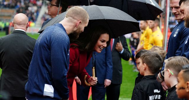Kate, saludando a los jugadores y charlando con los más pequeños. (Reuters)
