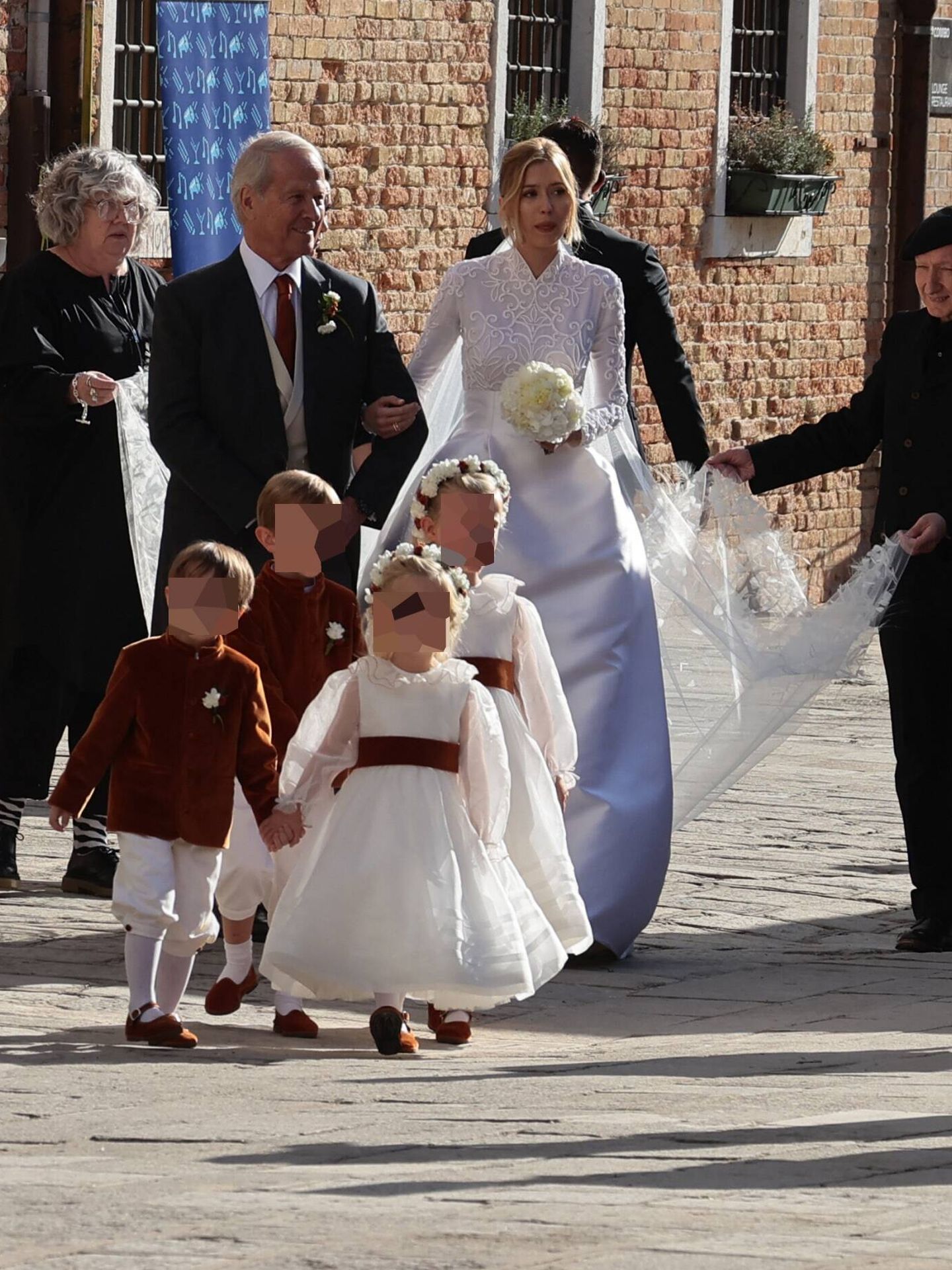 La novia y sus pajes, durante su entrada a la iglesia. (Gtres)