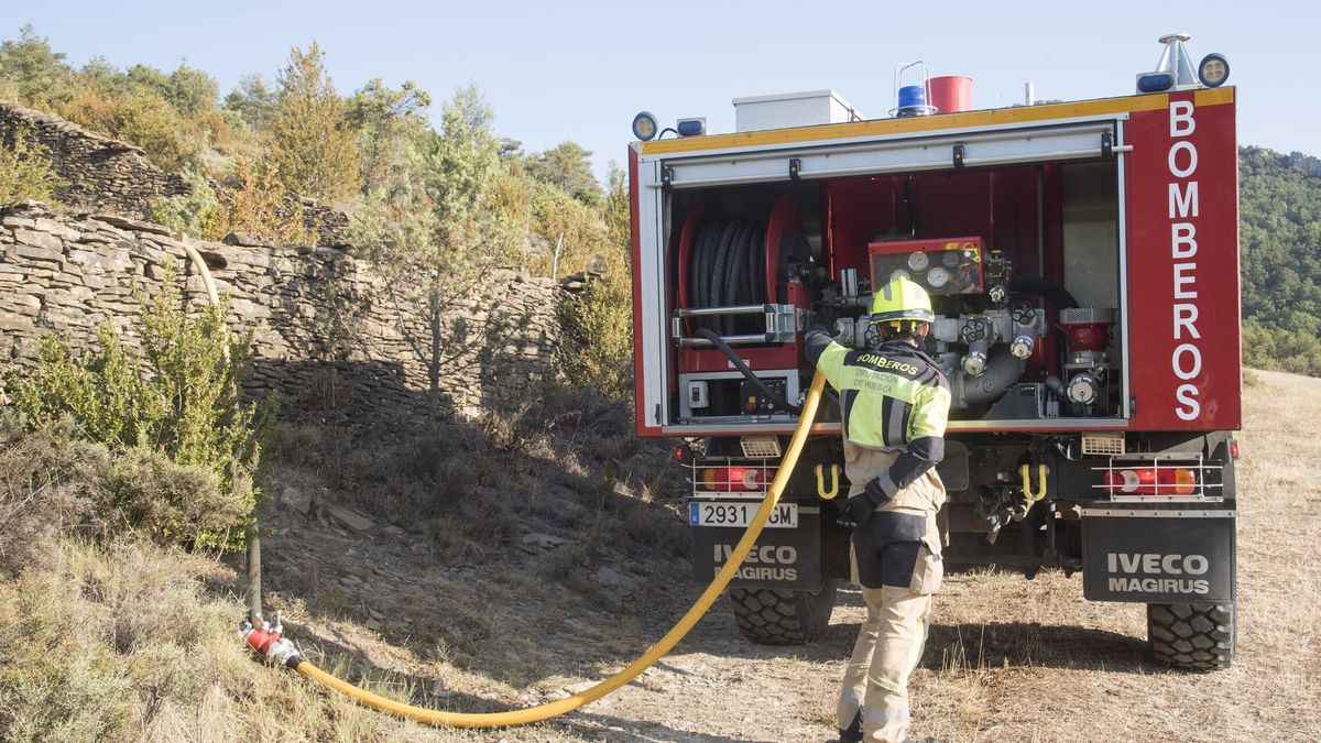 Heridos tres bomberos tras desplomarse su camión por un terraplén en Málaga