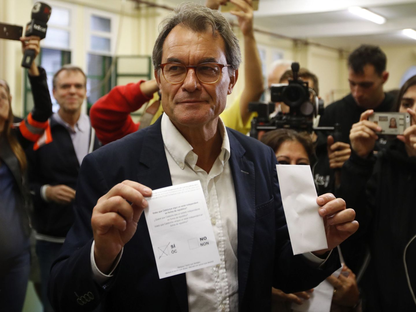 Artur Mas votando en el referéndum del 1-O. (Efe)
