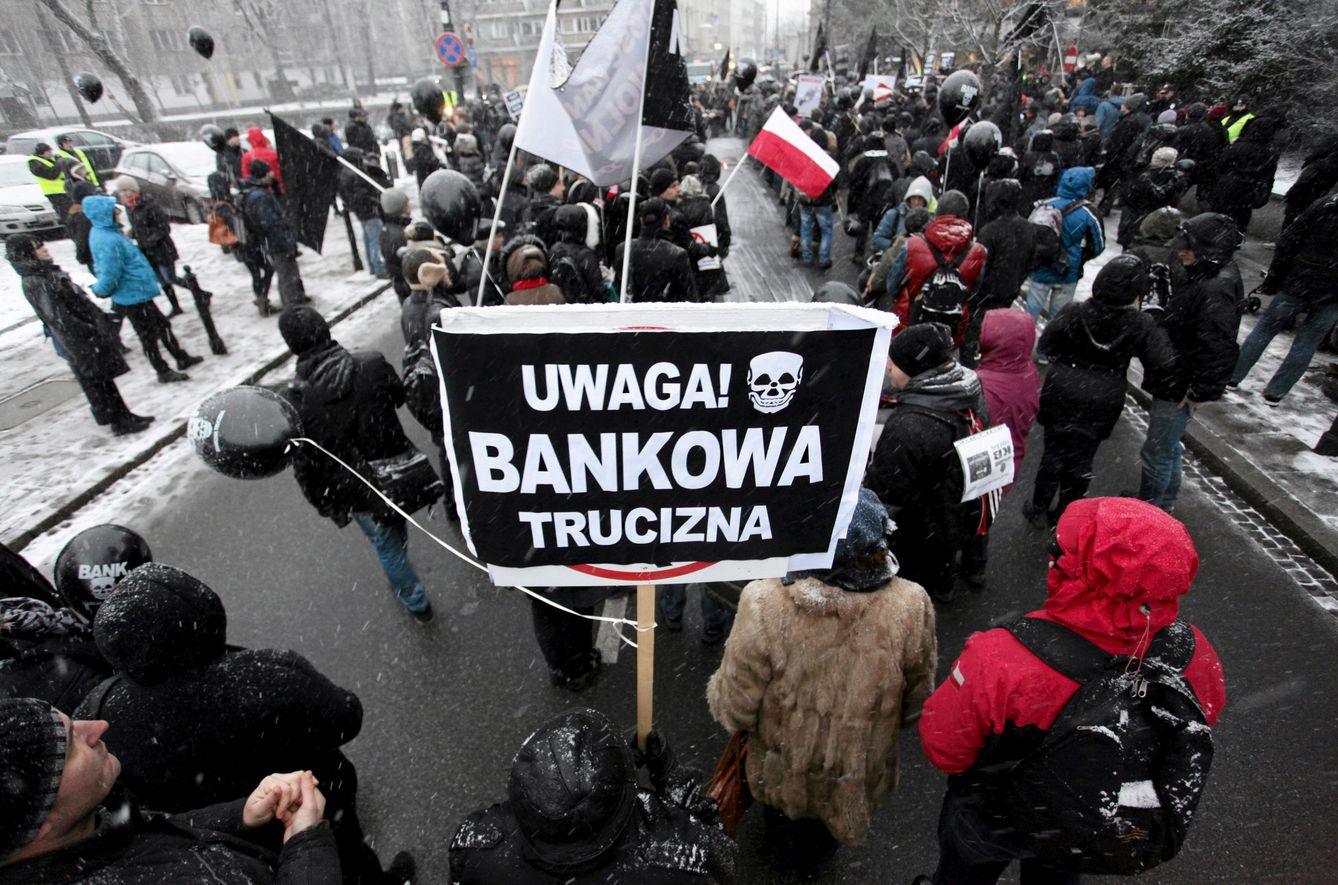 Protestas por las hipotecas en francos suizos en Varsovia. (Reuters)