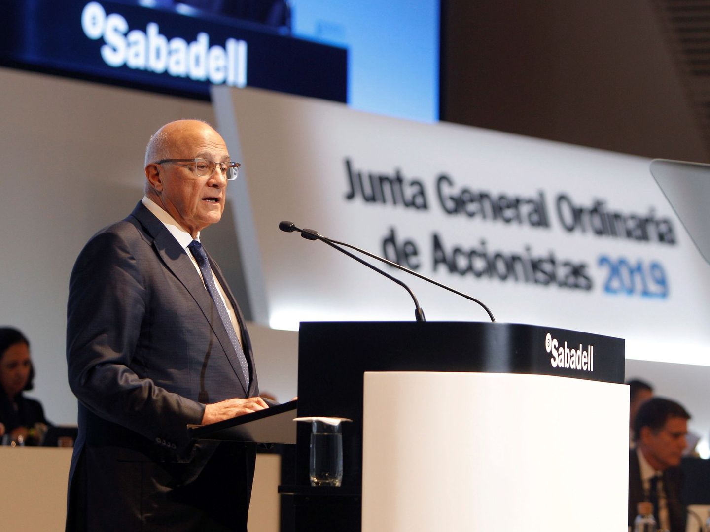El Presidente del Banco Sabadell, Josep Oliu, durante su intervención ante la Junta General Ordinaria de Accionistas. (EFE)
