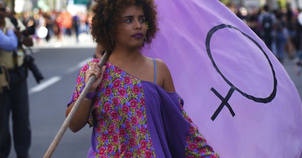 Foto: Una mujer participa en una manifestación del Día Internacional de la Mujer. (EFE)
