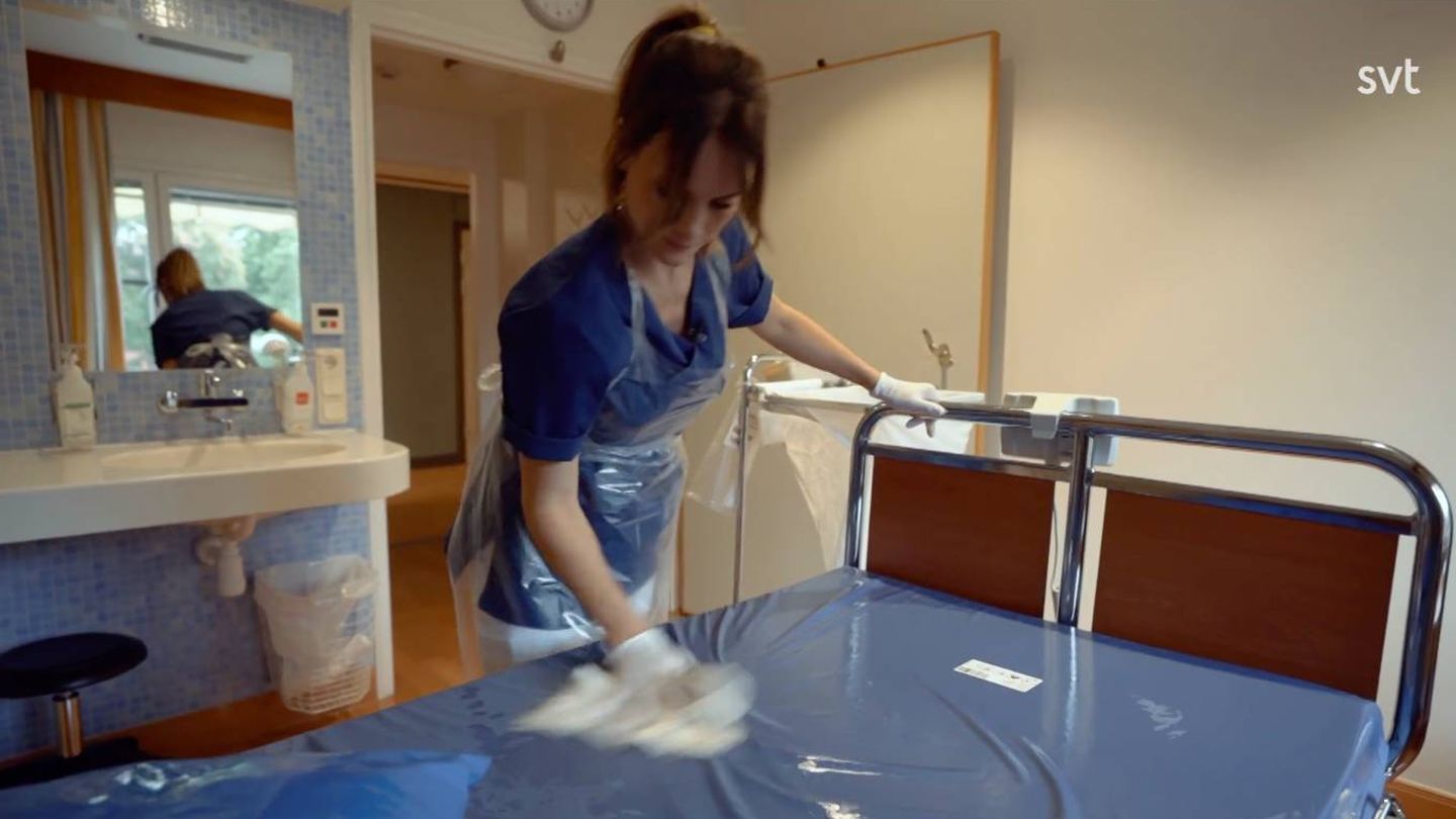 La princesa Sofía, desinfectando camas en el hospital Sophiahemmet. (SVT)