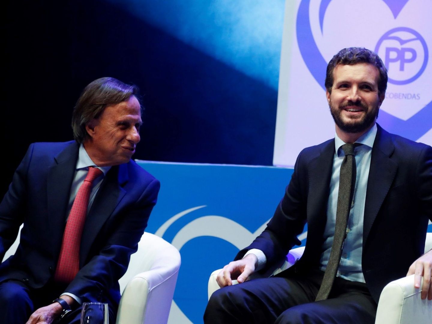 Vinuesa, a la izquierda, junto al actual presidente del PP, Pablo Casado, en enero de 2020. (EFE)