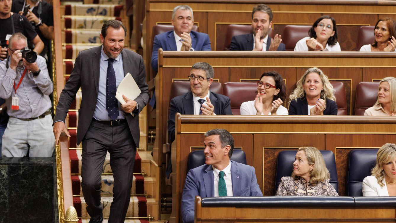 Foto: El secretario general del PSOE de Valladolid, Óscar Puente, se dirige a la tribuna del Congreso de los Diputados. (Europa Press/Eduardo Parra)
