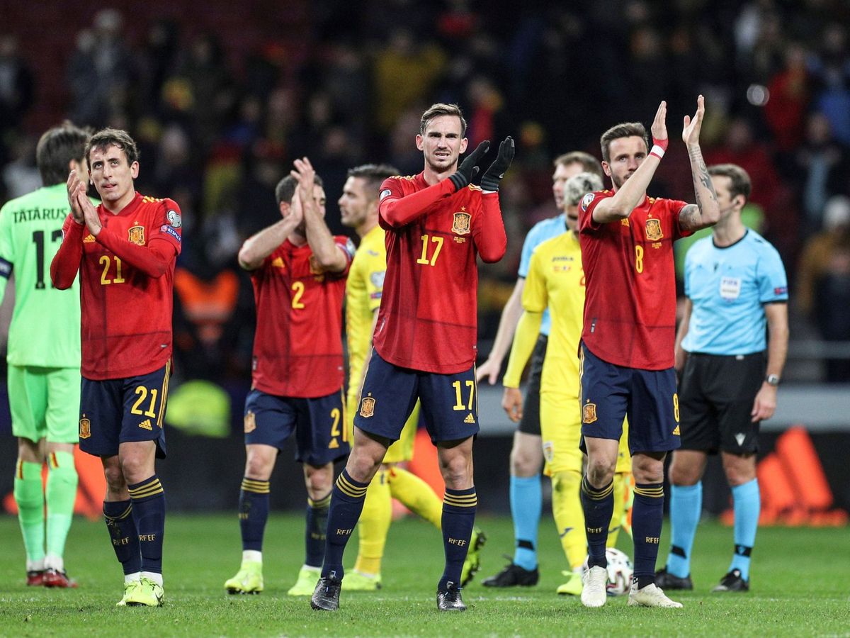 Foto: Jugadores de España saludan a la afición este lunes tras el partido contra Rumanía correspondiente a la fase de clasificación para la Eurocopa 2020. (EFE)