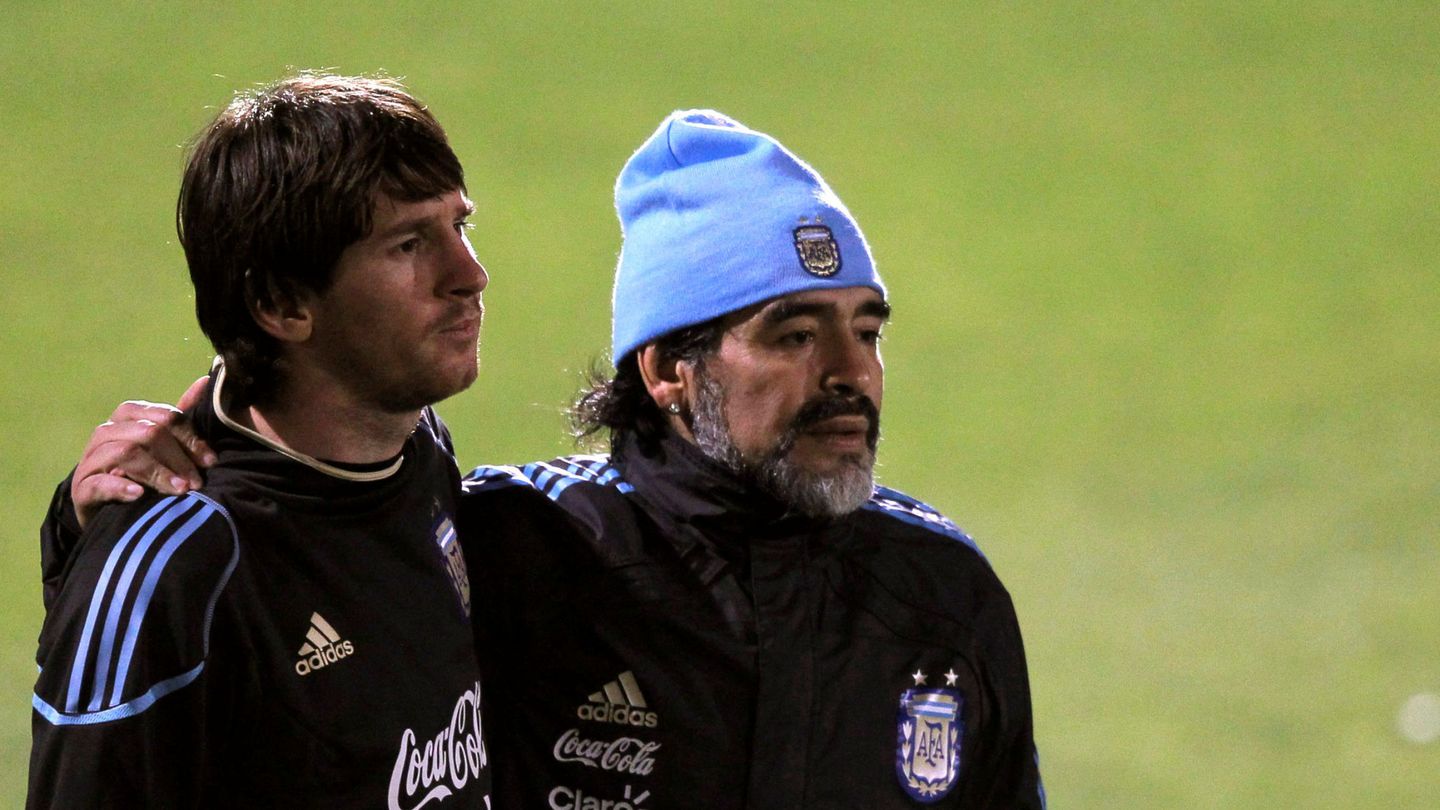 Maradona y Messi, ambos ganadores del Balón de Oro. (Reuters/Christian Hartmann)