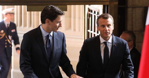 Foto: El primer ministro canadiense, Justin Trudeau (i), habla con el presidente francés, Emmanuel Macron, en Ottawa, el 6 de junio de 2018. (EFE)