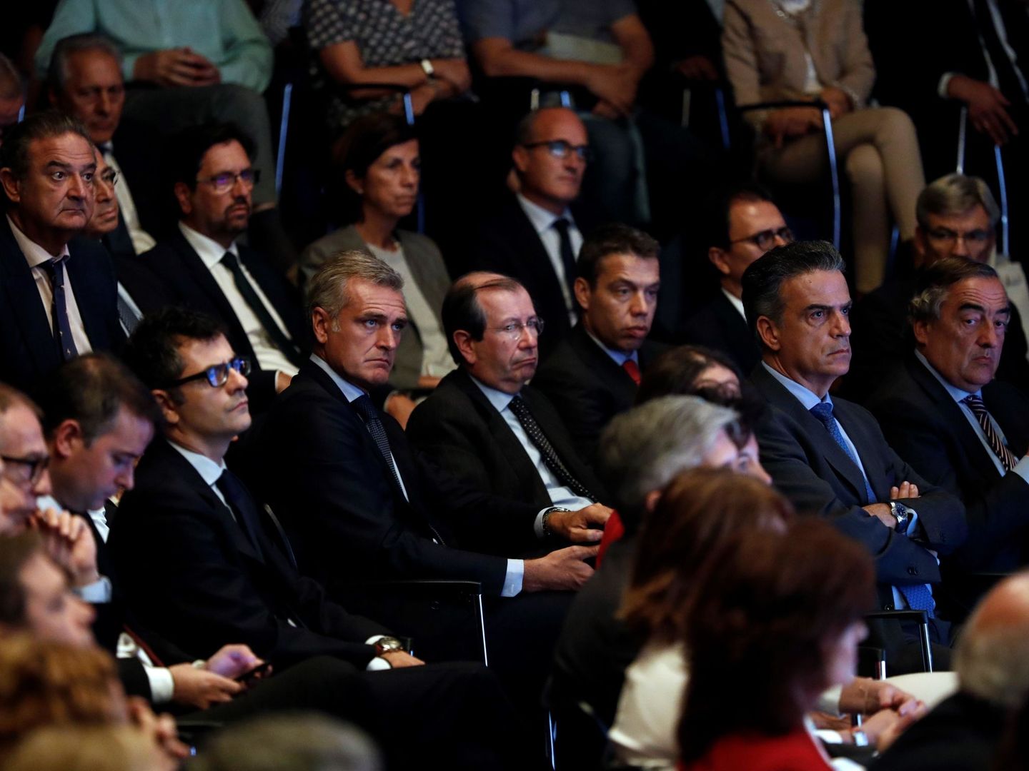El presidente de la patronal CEOE, Juan José Rosell (d), durante la intervención de Pedro Sánchez, este lunes en la Casa de América de Madrid. (EFE)